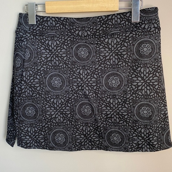Tranquility by Colorado Clothing Women's Gray/Black Aztec Print Skort Size Small - Picture 6 of 10